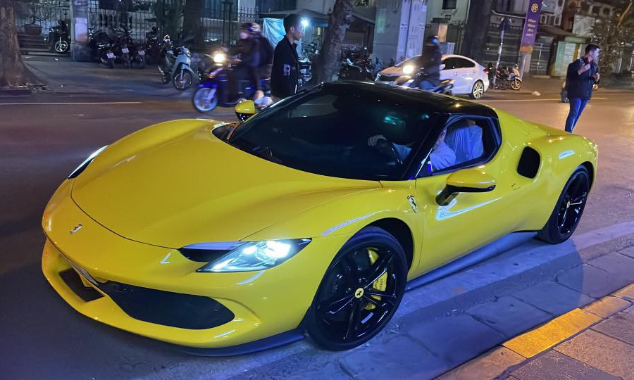 Đại gia Hà Nội nhận Ferrari 296 GTB trị giá 23 tỷ ngay trước Tết