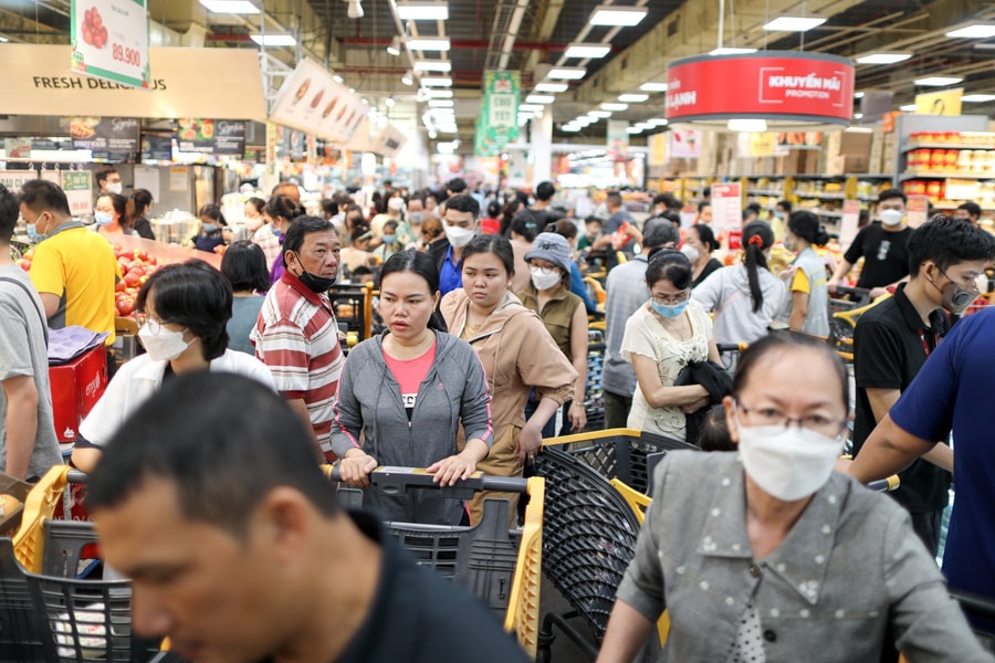 Siêu thị TP.HCM chật kín người mua sắm ngày cận Tết