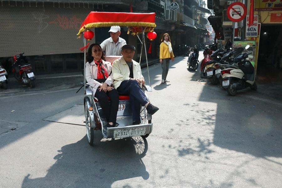 Hà Nội bình yên dưới nắng vàng rực rỡ ngày 30 Tết