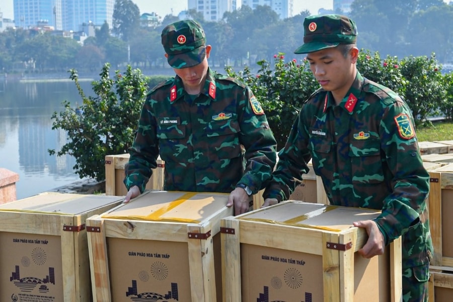 Cận cảnh lắp đặt dàn pháo hoa tầm cao 600 quả tại công viên Thống Nhất