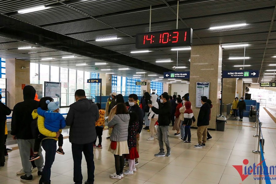 Tàu điện, xe buýt ở Hà Nội hoạt động xuyên Tết phục vụ người dân