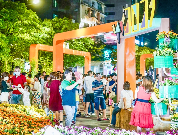 TP.HCM ngập tràn sắc xuân – Du khách xúng xính váy áo checkin