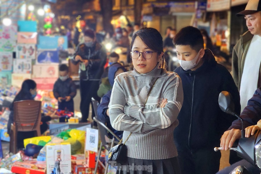 'Phố đồ chơi' ở Hà Nội tấp nập khách tới tận khuya mùng 3 Tết