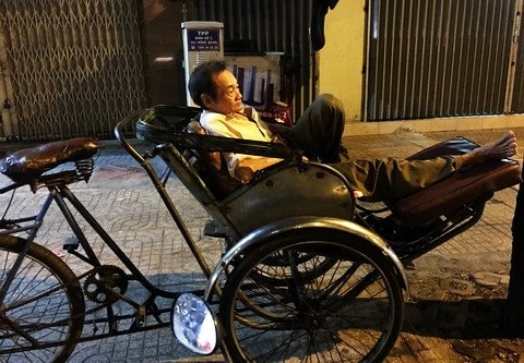 Những phận đời xích lô đón Tết trong đêm ở Sài Gòn