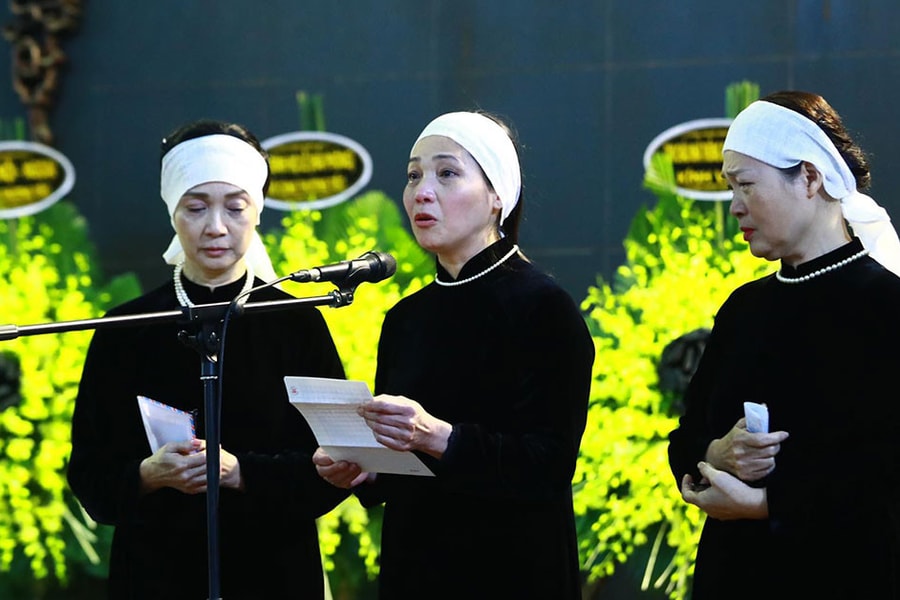 NSND Lê Khanh nghẹn ngào đọc thơ tiễn biệt người cha kính yêu