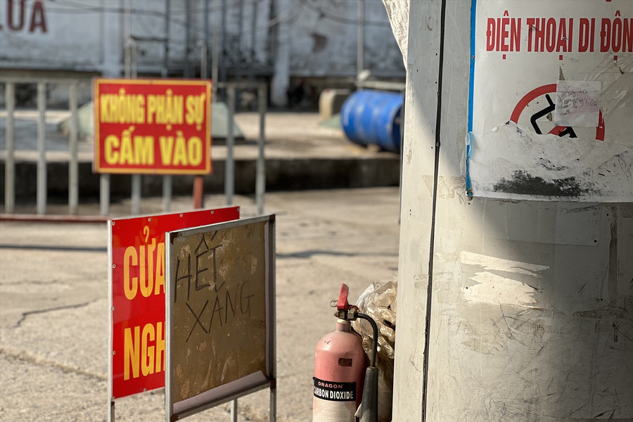 Hàng loạt cây xăng tại Hà Nội nghỉ bán, người dân dắt bộ 4km không đổ được