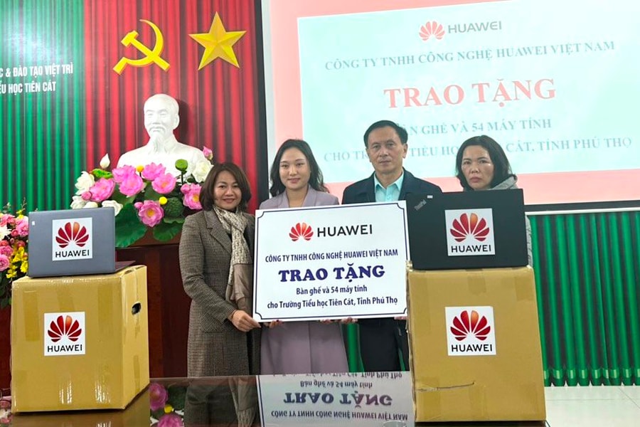 Mang điện mặt trời, tặng máy tính cho trường học vùng cao