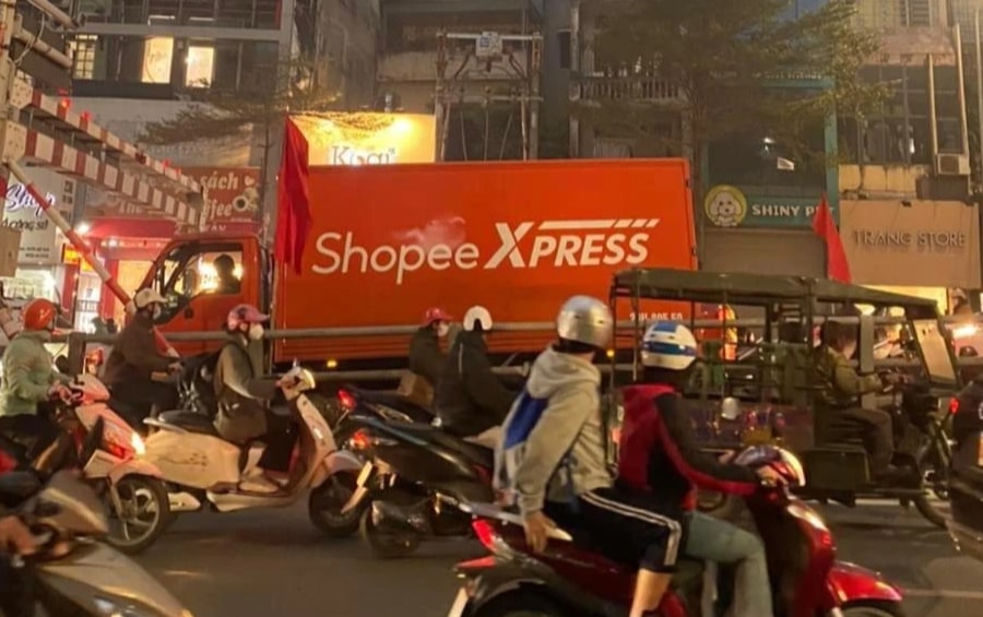 Bất chấp biển cảnh báo từ xa, ô tô tải vẫn đi lên 'cây cầu bất ổn' ở Hà Nội