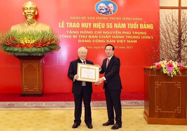 Tổng Bí thư Nguyễn Phú Trọng nhận Huy hiệu 55 năm tuổi Đảng