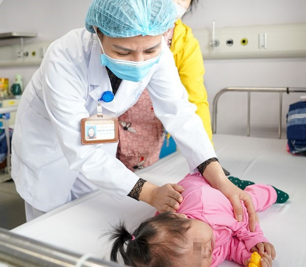 Bay từ Trà Vinh ra Hà Nội cứu con gái 14 tháng mắc bệnh tim mạch phức tạp