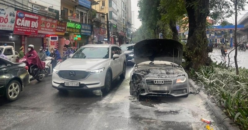 Audi bốc cháy trên phố Hà Nội