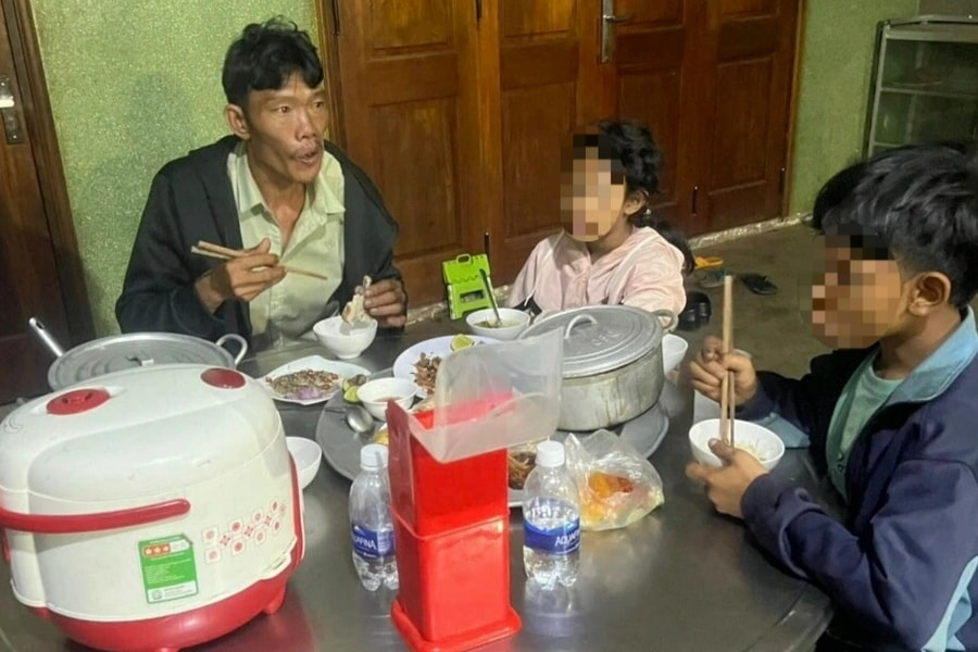 Không có việc làm, bố dắt hai con đi bộ từ Đắk Nông về Trà Vinh