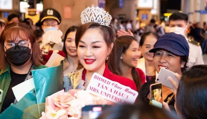 Á hậu 1 'Mrs Universe 2023' Hoàng Thanh Nga rạng rỡ về nước