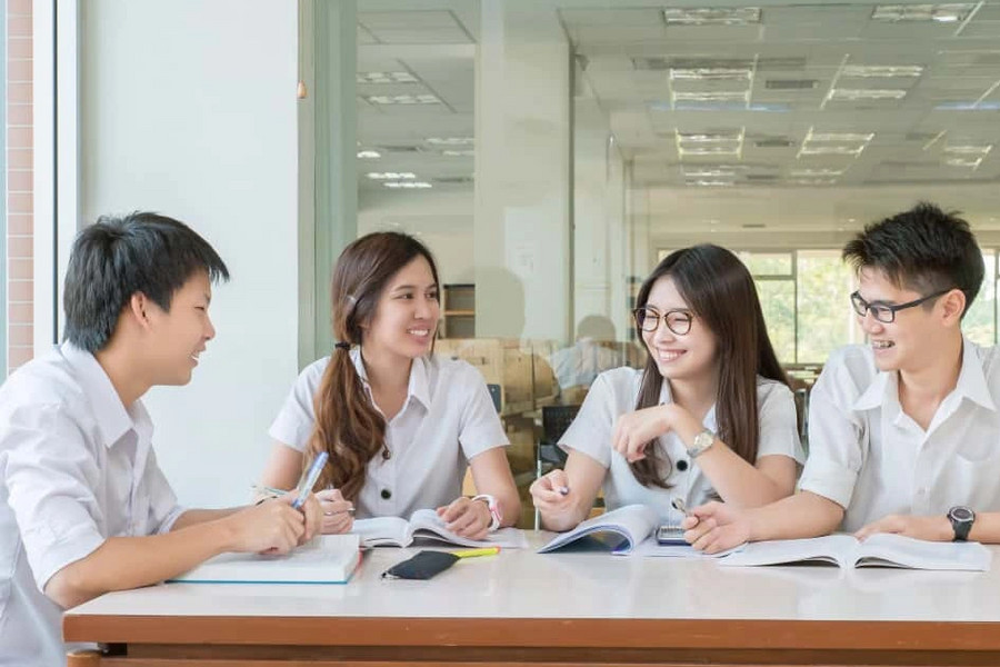 Sinh viên gốc Á: Thà khó khăn ở trường top còn hơn xuất sắc ở trường thường
