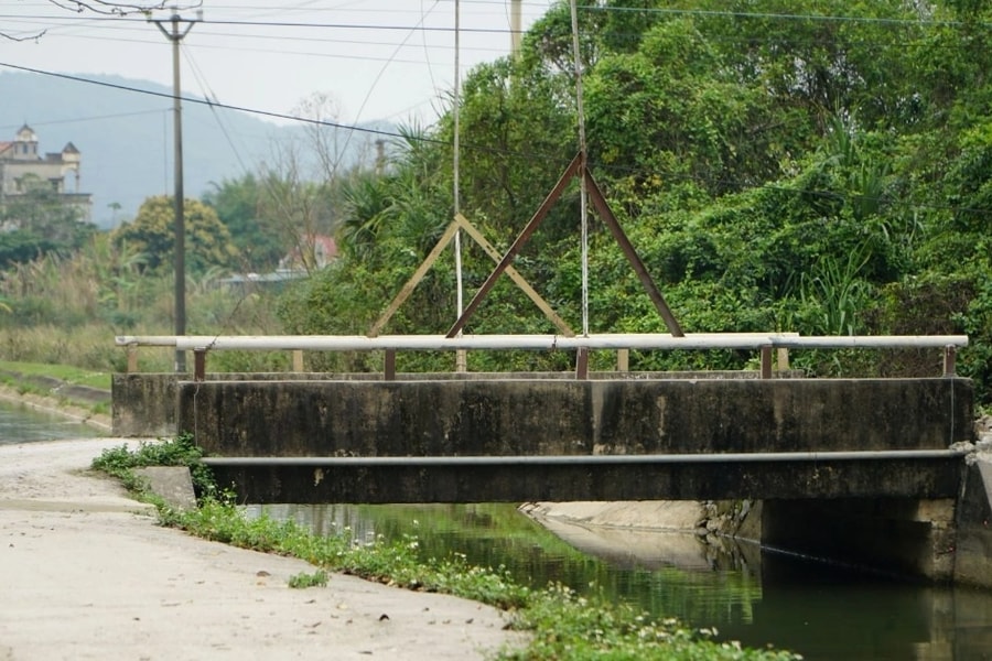 Nhà cửa rung lắc, nứt gãy sau tiếng nổ lớn trong đêm