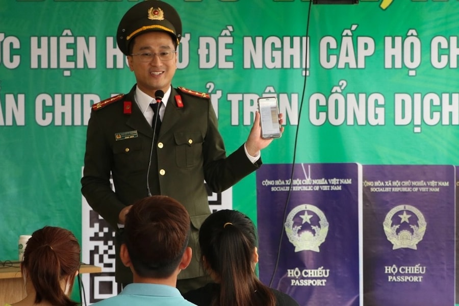 Công an cử thêm lực lượng hỗ trợ người dân gặp khó khi làm hộ chiếu online