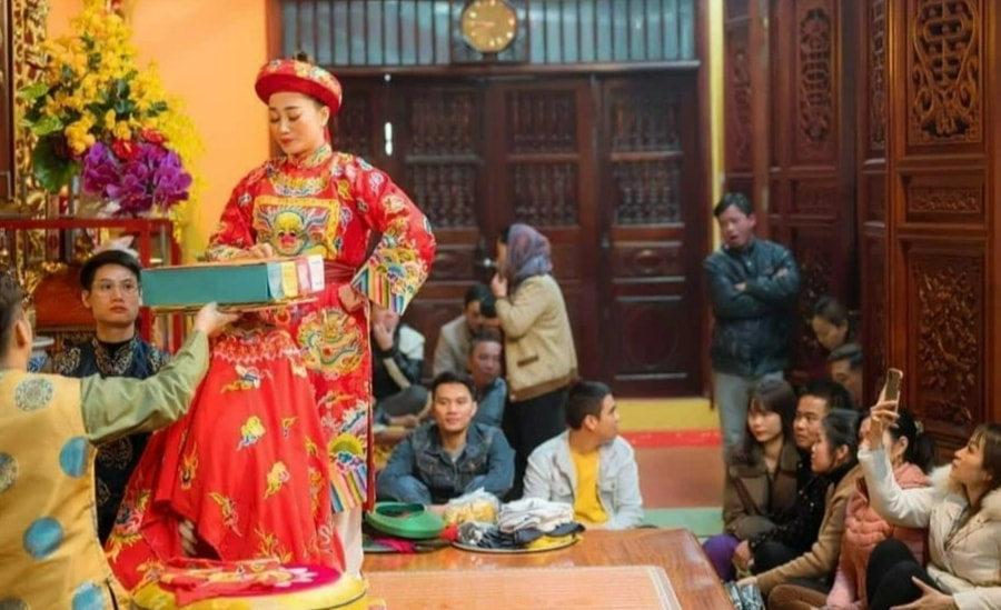 Bài 2: Phát khóc vì cô đồng "đúng nhận, sai cãi" thu đủ tiền mới làm lễ
