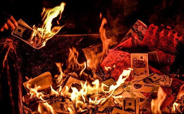 Người Việt chi hơn 5.000 tỷ đồng mua vàng mã để đốt mỗi năm: “Người âm” có nhận được?