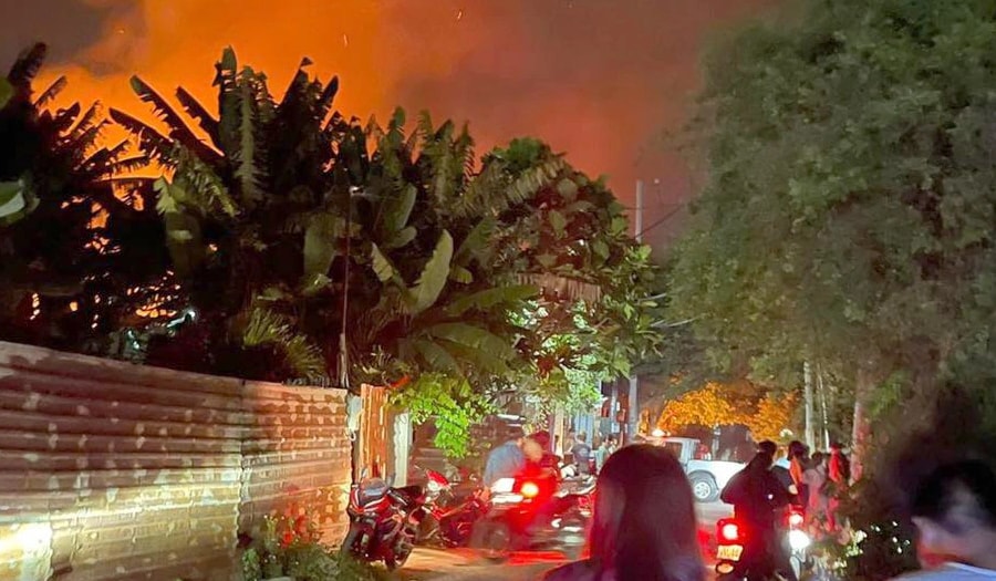 Xưởng gỗ ở TPHCM bốc cháy lúc nửa đêm, người dân hốt hoảng tháo chạy