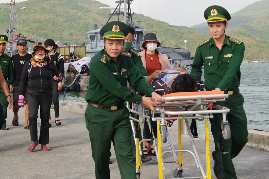 40 ngư dân dừng chuyến biển đưa thuyền viên bị nạn vào bờ cấp cứu