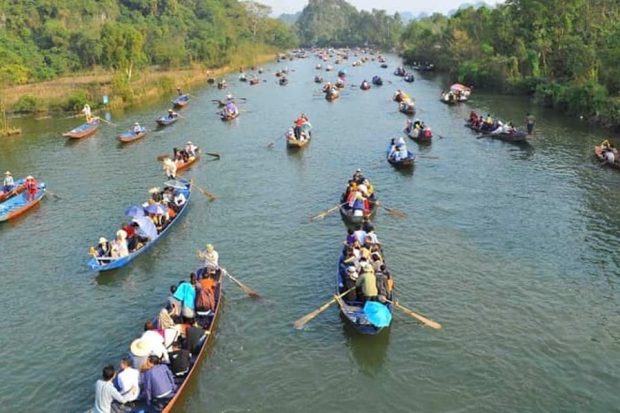 Ngồi thuyền vãn cảnh, lạc vào non tiên cõi Phật