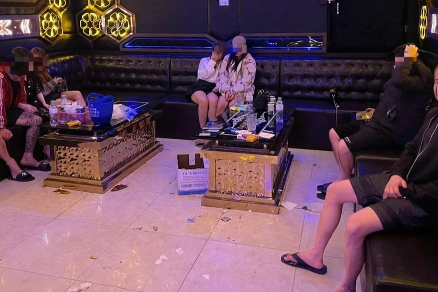 Lập biên bản 2 quán karaoke mở 'chui', phục vụ gần 20 khách