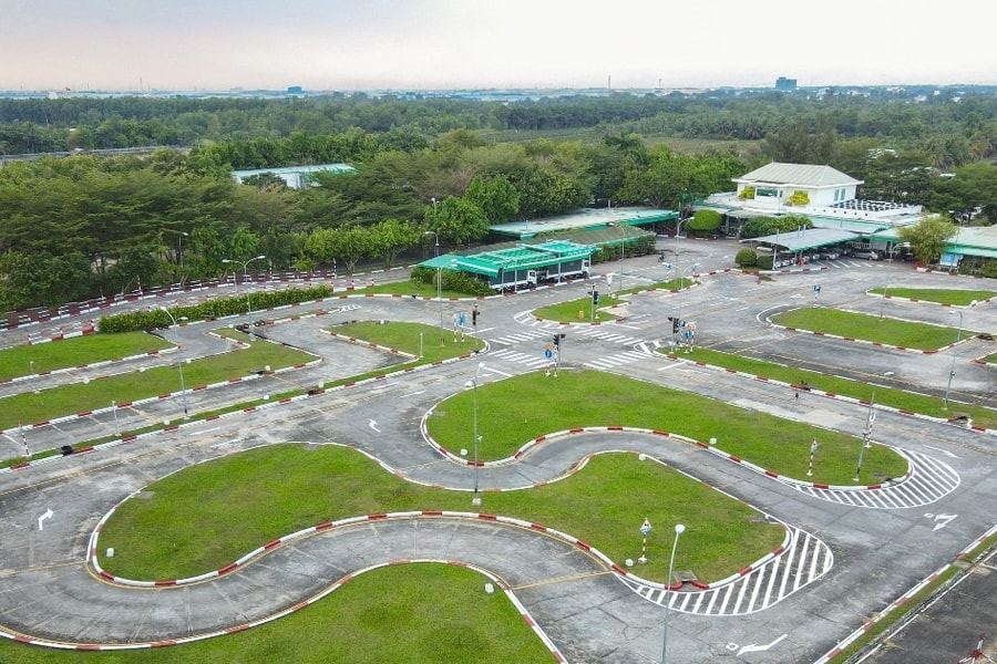 Cận cảnh loạt sân tập lái ô tô "núp bóng" đất nông nghiệp ở TPHCM