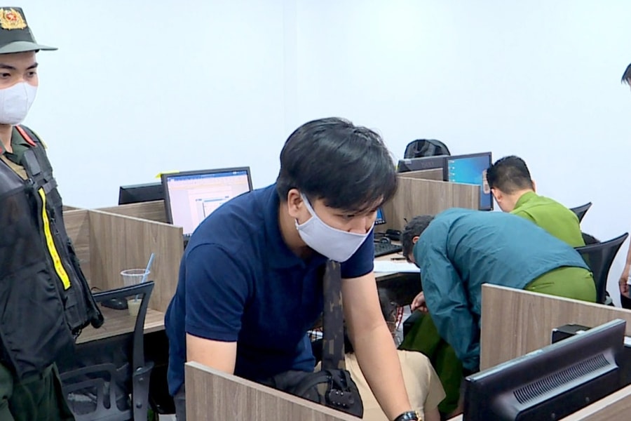 Đột kích công ty đòi nợ thuê bằng thủ đoạn mang quan tài đi khủng bố