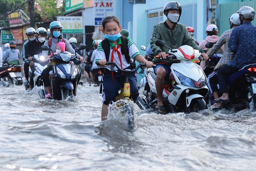 Người dân TPHCM chật vật đến nơi làm việc vì triều cường gây ngập