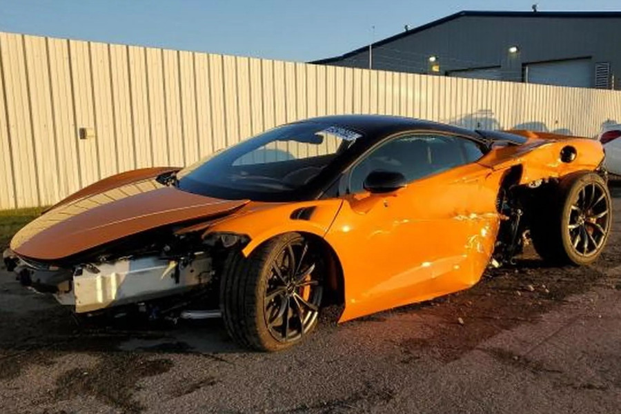 Siêu xe McLaren Artura bị tai nạn bán giá rẻ ‘giật mình’