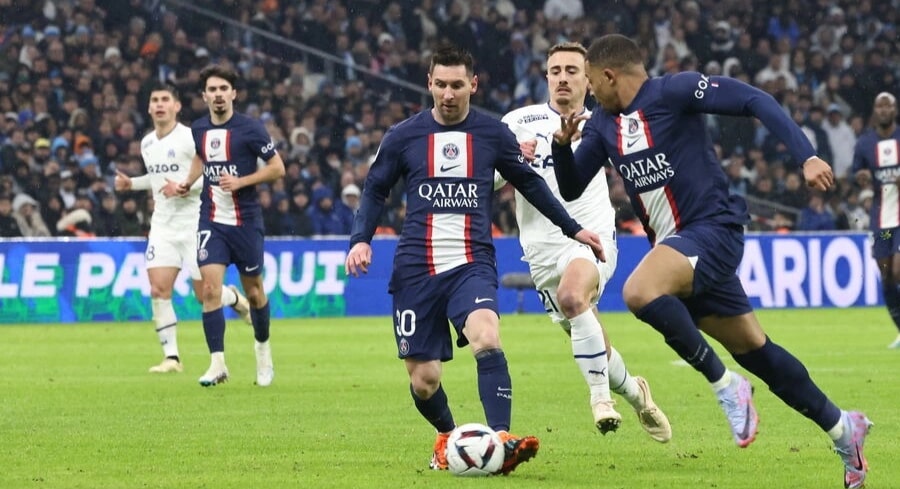 Messi chạm cột mốc ghi bàn khủng của Ronaldo