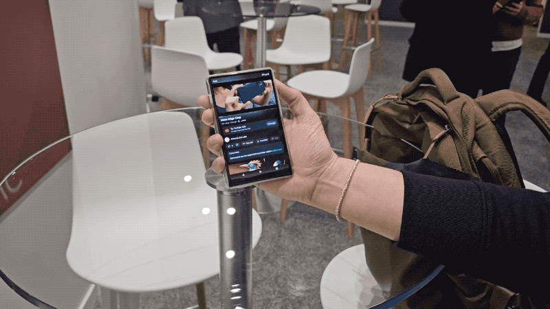Ngắm smartphone màn hình cuộn, mở rộng trong 3 giây