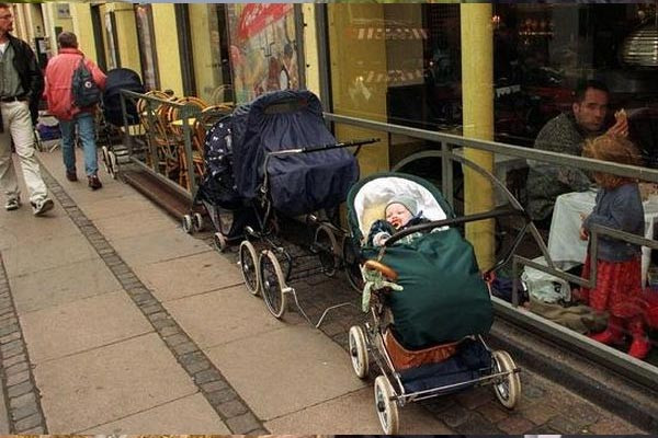 Tại sao người Bắc Âu để trẻ em ngủ một mình trên xe đẩy bên ngoài tiết trời lạnh giá?