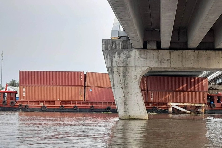 Sà lan chở 27 container mắc kẹt dưới gầm cầu Măng Thít