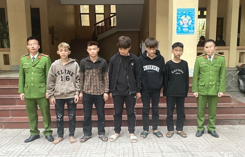 Bắt nhóm thanh niên ném đá vỡ kính xe khách