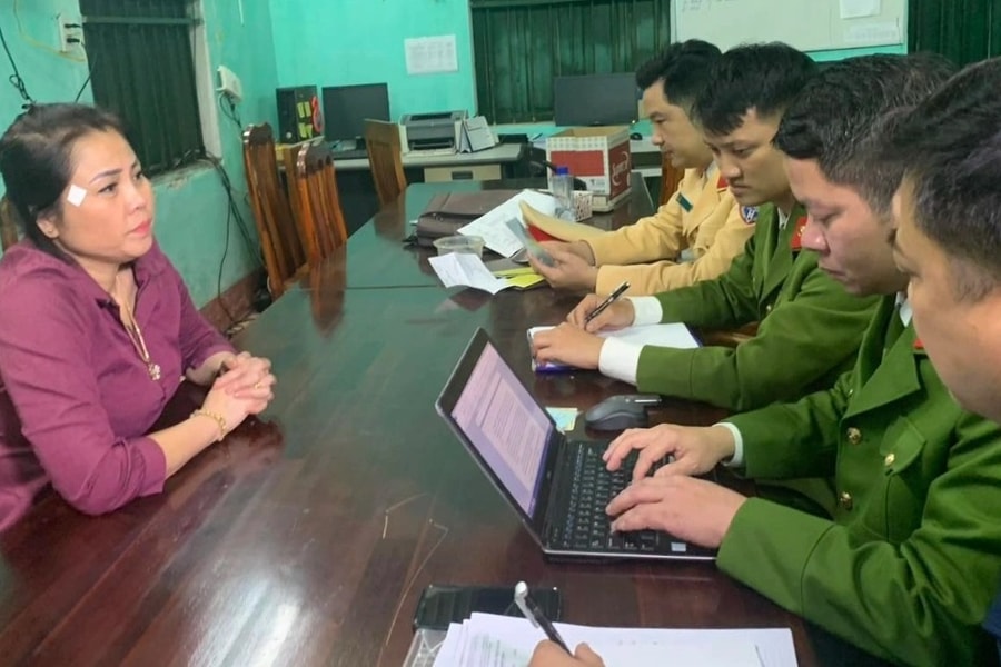 Người phụ nữ chở gần 4 tạ xúc xích, chả mực bốc mùi trong ô tô Santafe