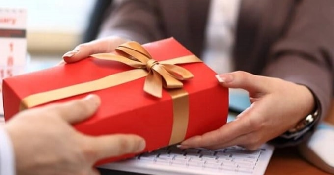 Cô giáo 'đóng cửa đi trốn' để không phải nhận quà 8/3