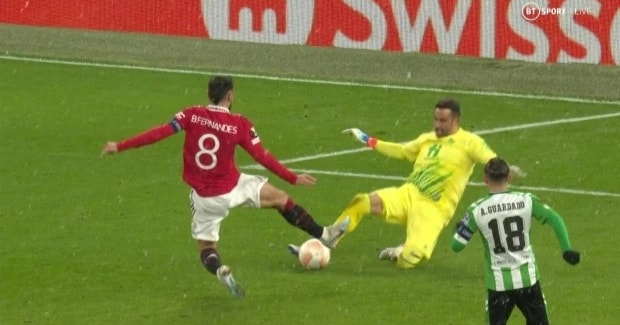 VAR bị chỉ trích khi Bruno Fernandes may mắn thoát thẻ đỏ