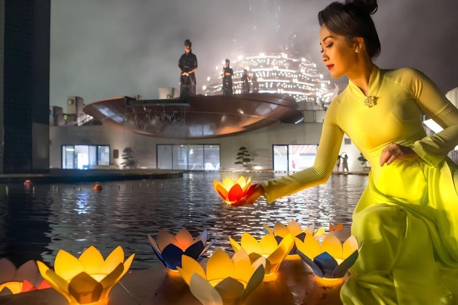 Muôn ngàn hoa đăng sáng lung linh trên đỉnh núi Bà Đen