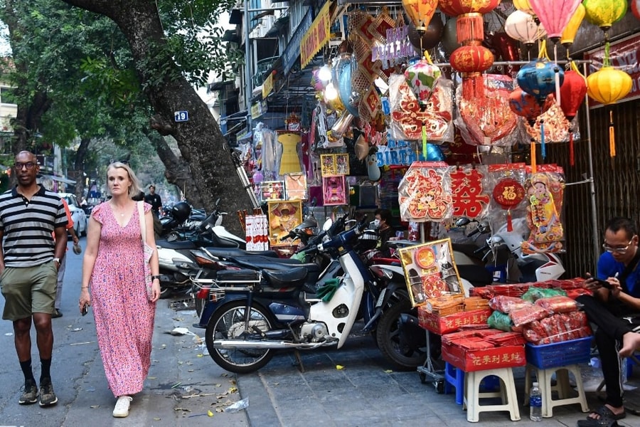 Chiến dịch 'đòi lại' vỉa hè: Công an vừa đi qua, vỉa hè lại bị tái chiếm