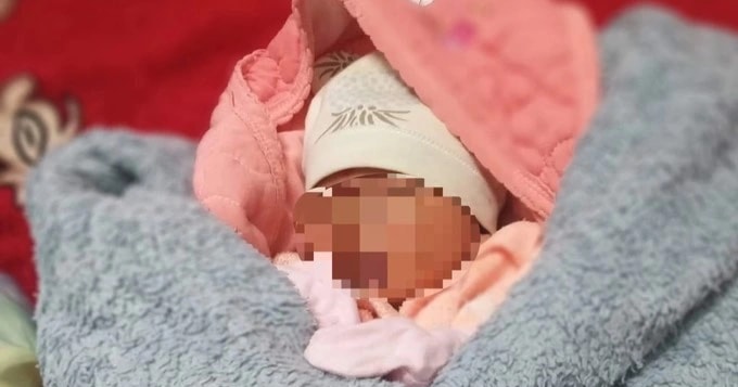 Cứu kịp thời trẻ sơ sinh bị bỏ rơi, nằm thoi thóp bên đường