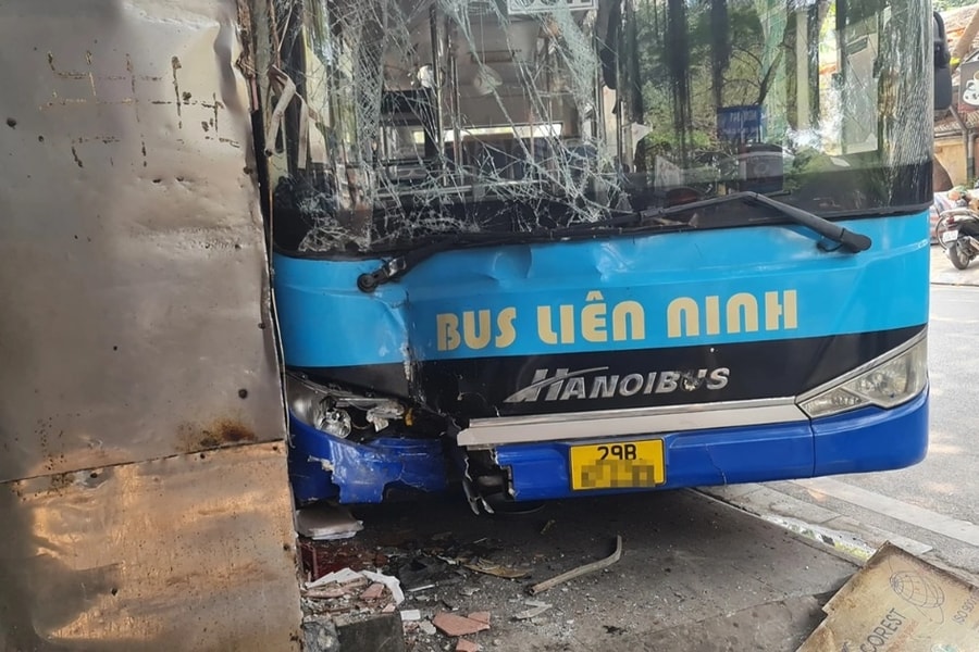 Tránh trẻ nhỏ, xe buýt lao vào quán bún chả trên phố Hà Nội