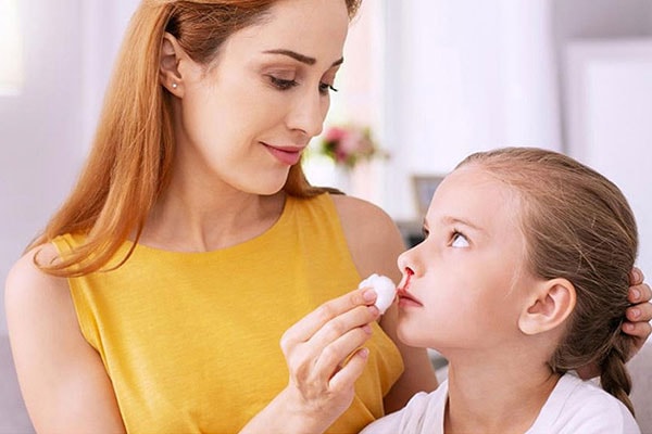 Ba mẹo hay, an toàn, dễ áp dụng chữa chảy máu cam tại nhà mẹ nào cũng nên biết