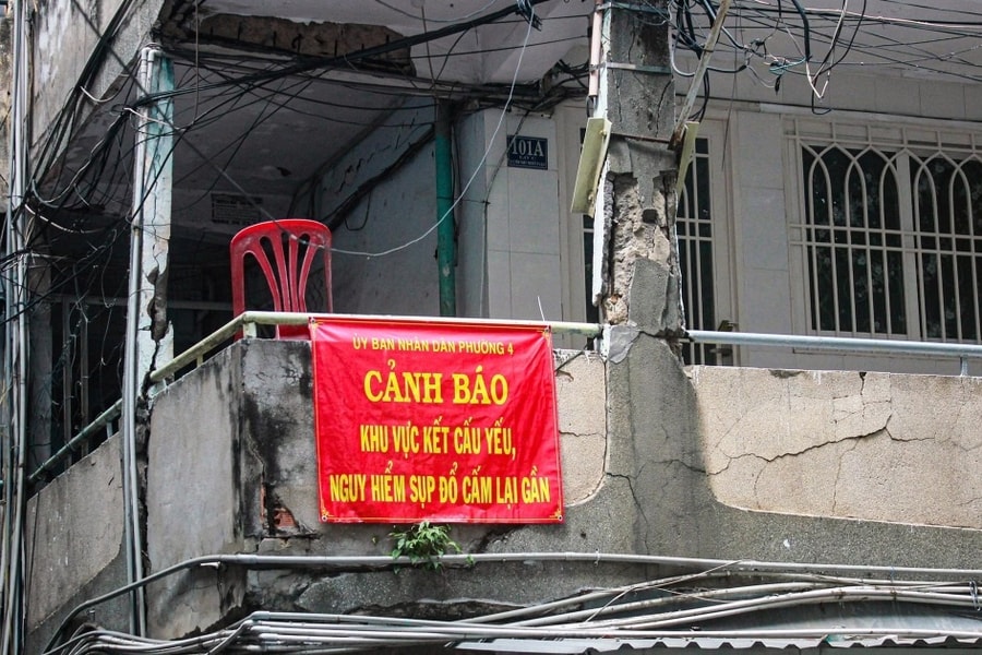 Bố trí di dời người dân khỏi chung cư cũ ở TPHCM sau sự cố sập hành lang