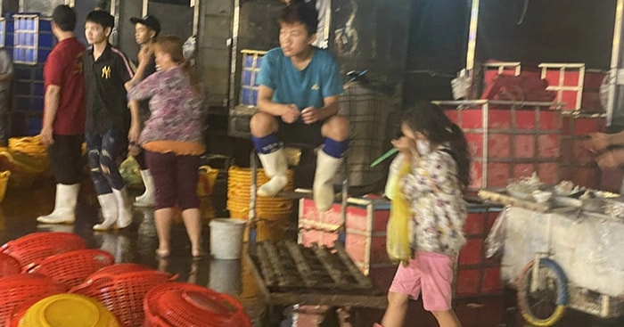 Những đứa trẻ phiêu dạt ở chợ đầu mối