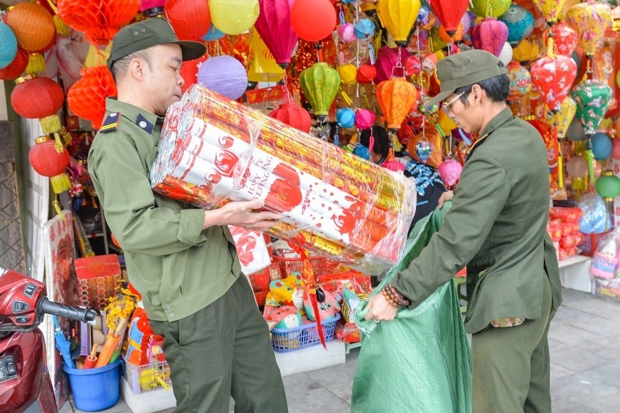 Giành vỉa hè ở Hà Nội, công an đi phía trước dân lấn chiếm đằng sau