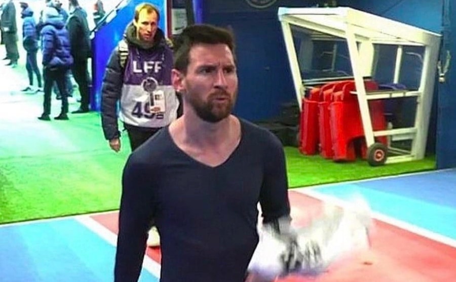Phản ứng đau xót của Messi sau khi bị cổ động viên chửi rủa