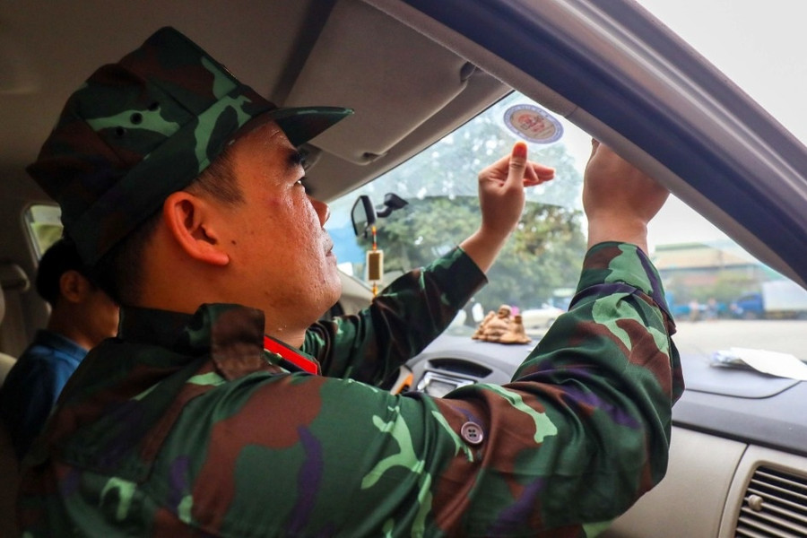 Xem kiểm định viên quân sự hỗ trợ trung tâm đăng kiểm xe cơ giới ở Hà Nội