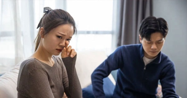 Vợ chăm mẹ ốm, tôi đi công tác về ngửi thấy mùi thức ăn trước cửa, hôm sau liền bảo mẹ về quê