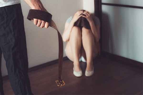 Chồng khóc lóc, quỳ xuống chân xin tha thứ sau mỗi lần đánh tôi
